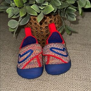 Size 3C Nike Swoosh FLYKNIT toddler shoes.